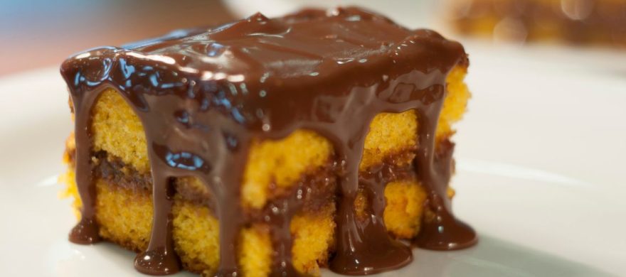 Bolo de cenoura com recheio de chocolate