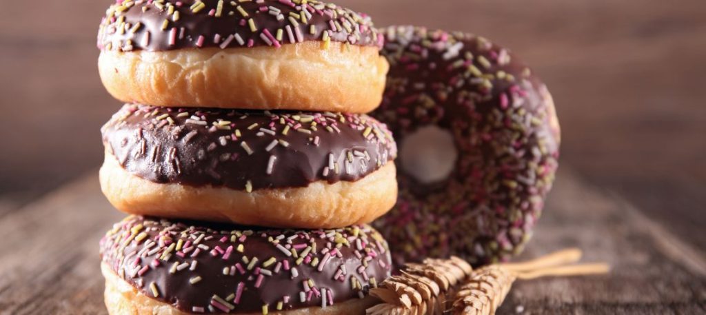 donuts com cobertura de chocolate