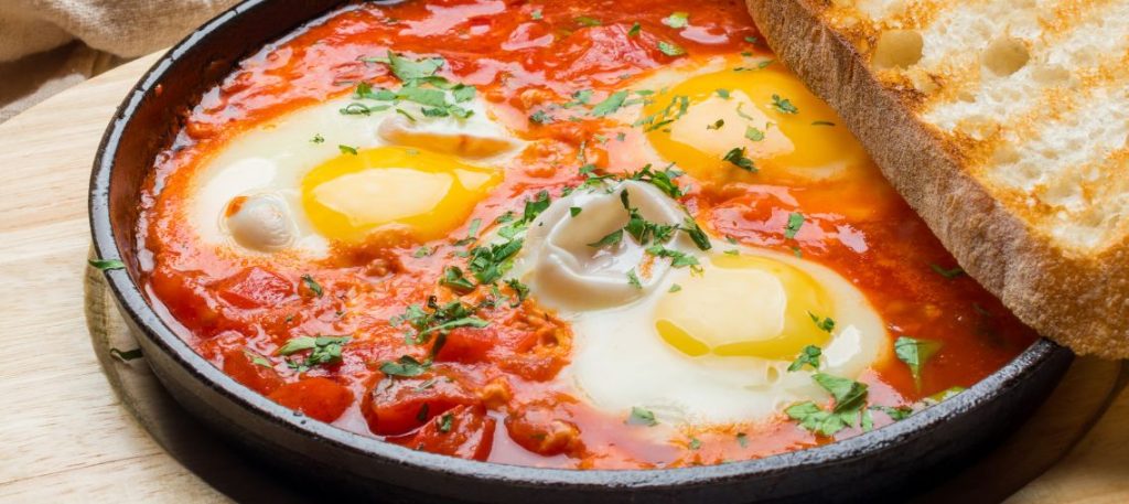 Shakshuka (Ovos no Molho de Tomate)