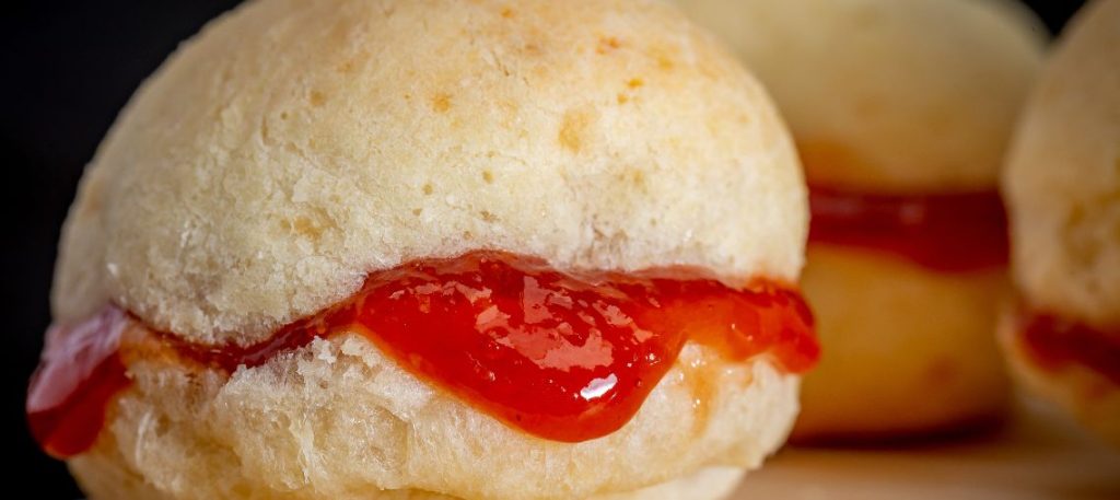 pão de queijo com goiabada