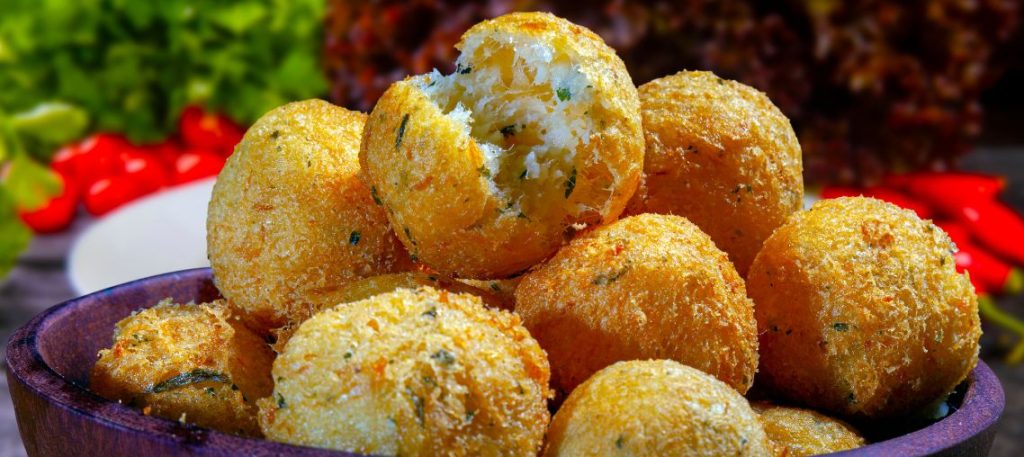 bolinho de arroz com bacalhau