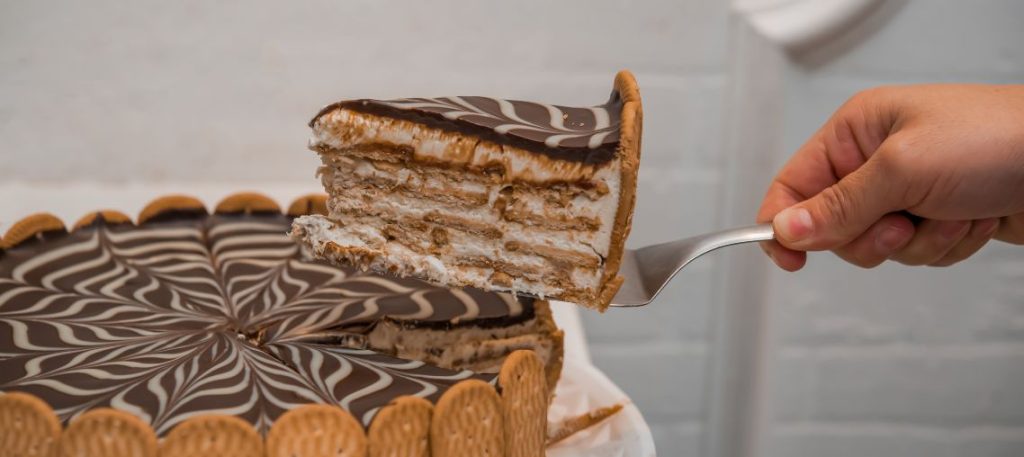Torta Alemã com Recheio de Creme e Bolacha