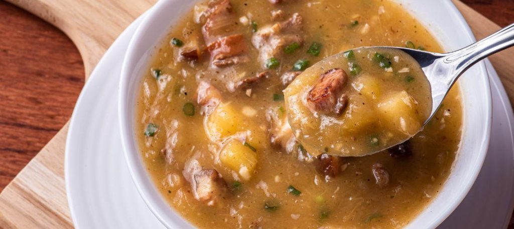 Caldo de mandioca com carne seca