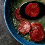 Caldo verde com couve e linguiça