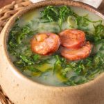 Caldo verde com couve e linguiça