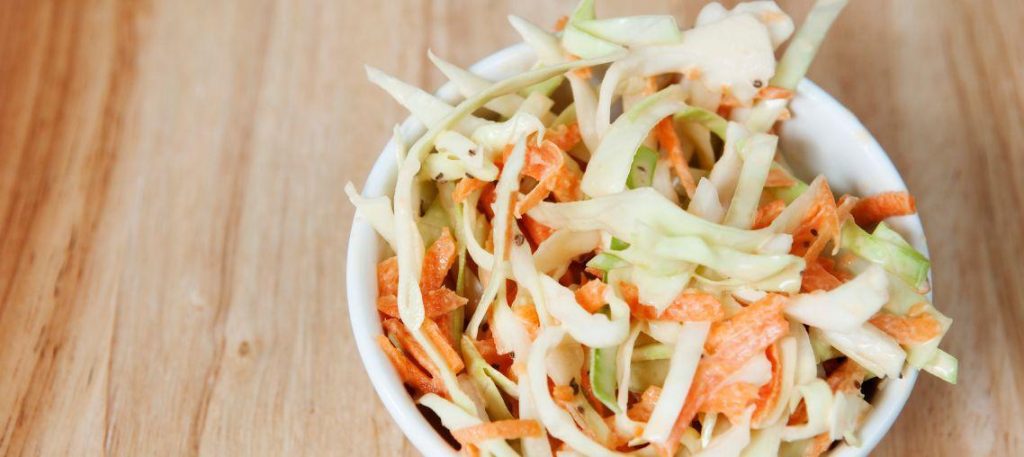 Salada de repolho com cenoura (estilo coleslaw)