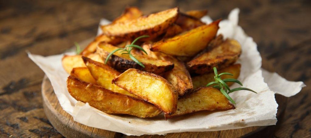 Batata rústica assada com ervas e parmesão