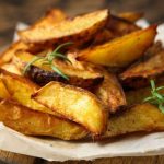 Batata rústica assada com ervas e parmesão