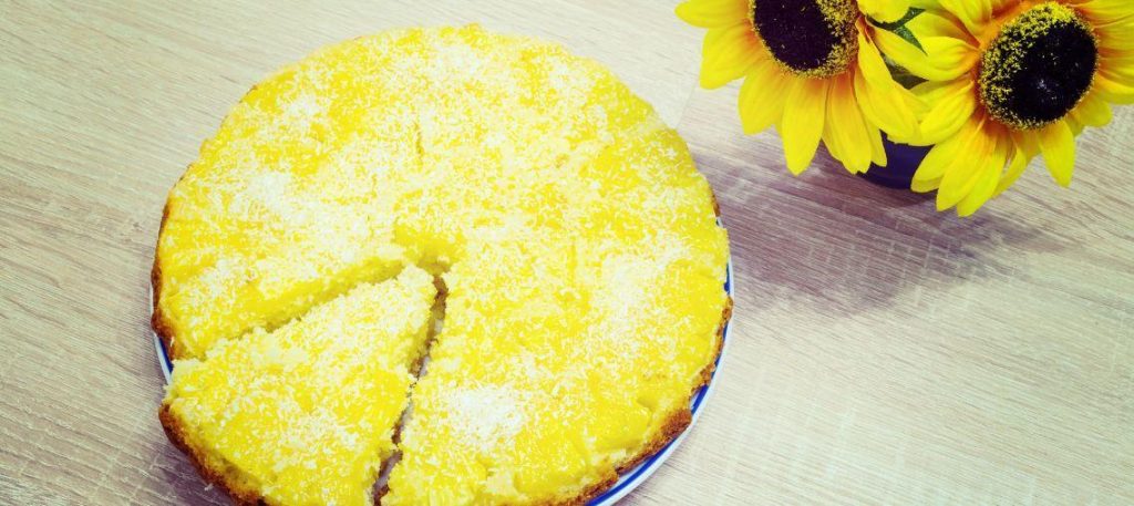 Bolo de abacaxi com coco