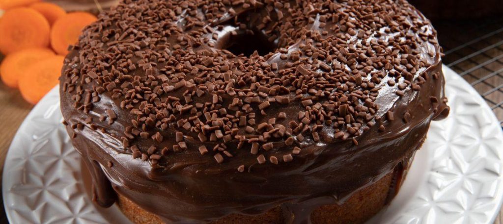 Bolo de cenoura com cobertura de chocolate