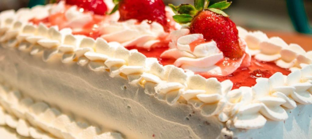 Bolo recheado com chantilly e morangos