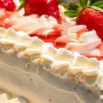 Bolo recheado com chantilly e morangos