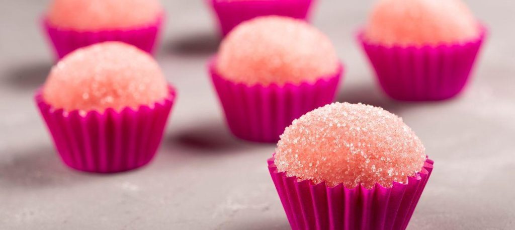 Brigadeiro de morango (bicho de pé)