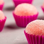 Brigadeiro de morango (bicho de pé)
