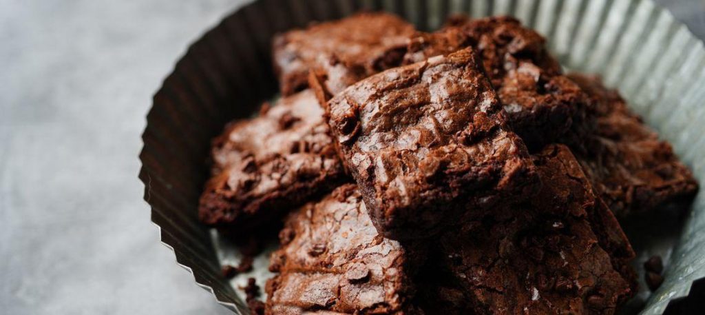 Brownie com gotas de chocolate amargo
