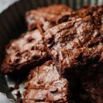 Brownie com gotas de chocolate amargo