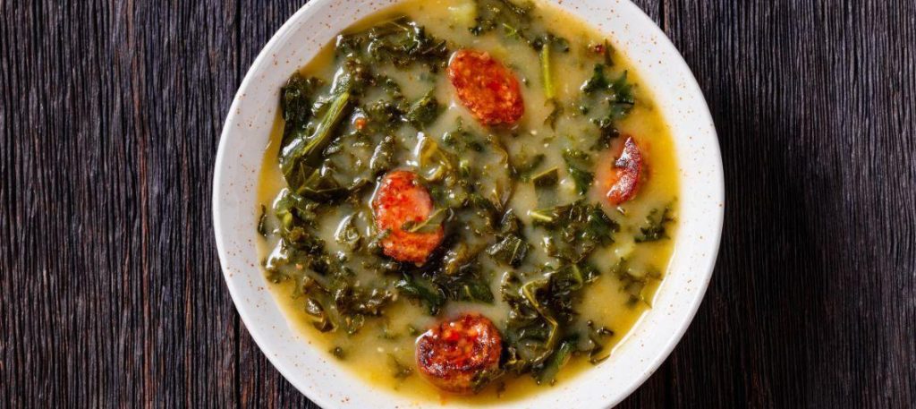 Caldo verde com batata e linguiça