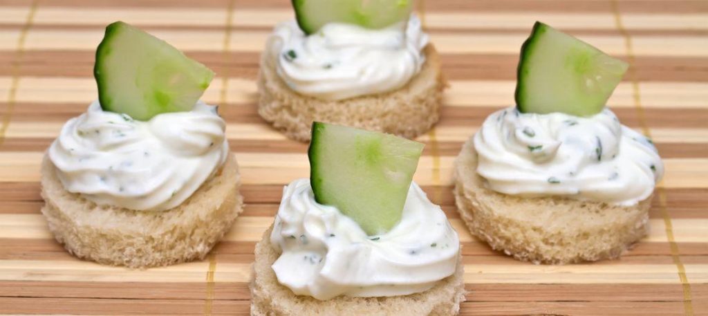 Canapés de atum com cream cheese no pão sírio