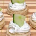 Canapés de atum com cream cheese no pão sírio