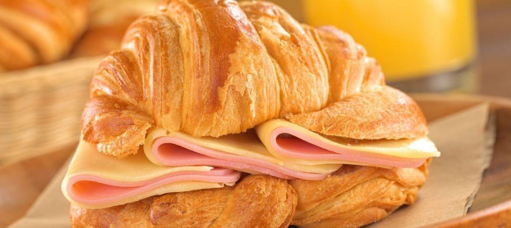 Croissant salgado com presunto e queijo
