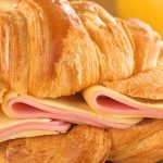 Croissant salgado com presunto e queijo