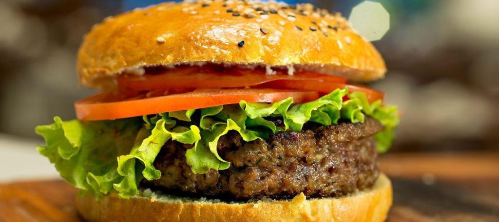 Hambúrguer caseiro com temperos naturais
