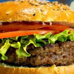 Hambúrguer caseiro com temperos naturais