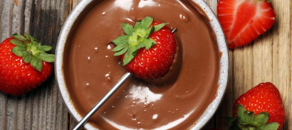 Morango com chocolate (fondue ou banhado)