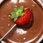 Morango com chocolate (fondue ou banhado)