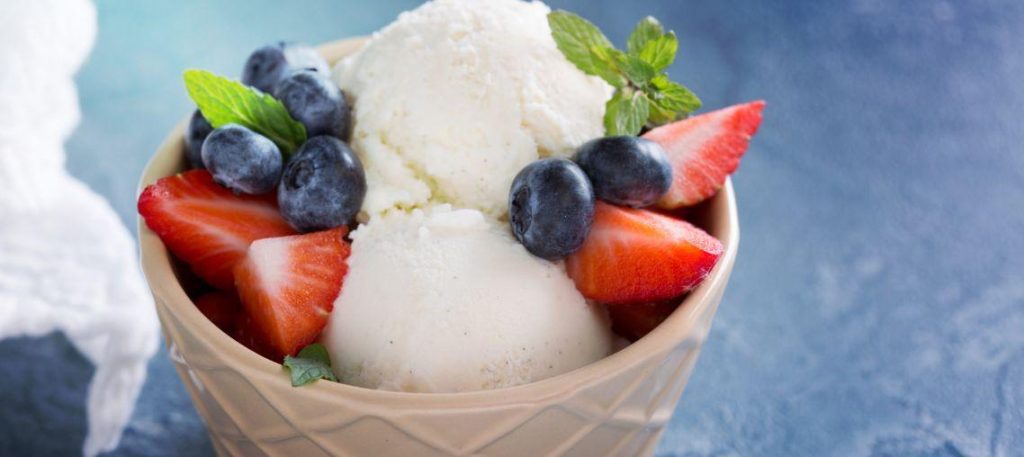 Morango flambado com sorvete de creme