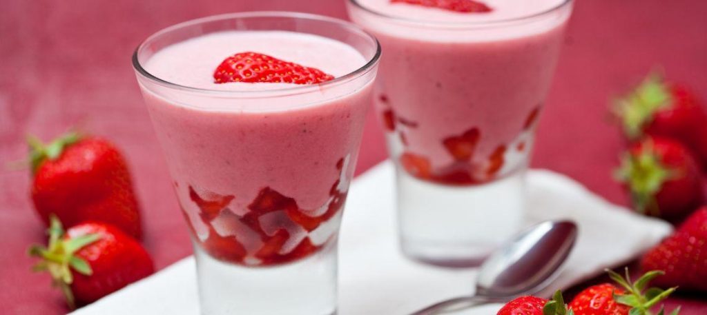 Mousse de morango leve e aerada