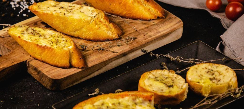 Pão de alho recheado com queijo