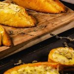 Pão de alho recheado com queijo
