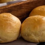 Pão de batata recheado com frango cremoso