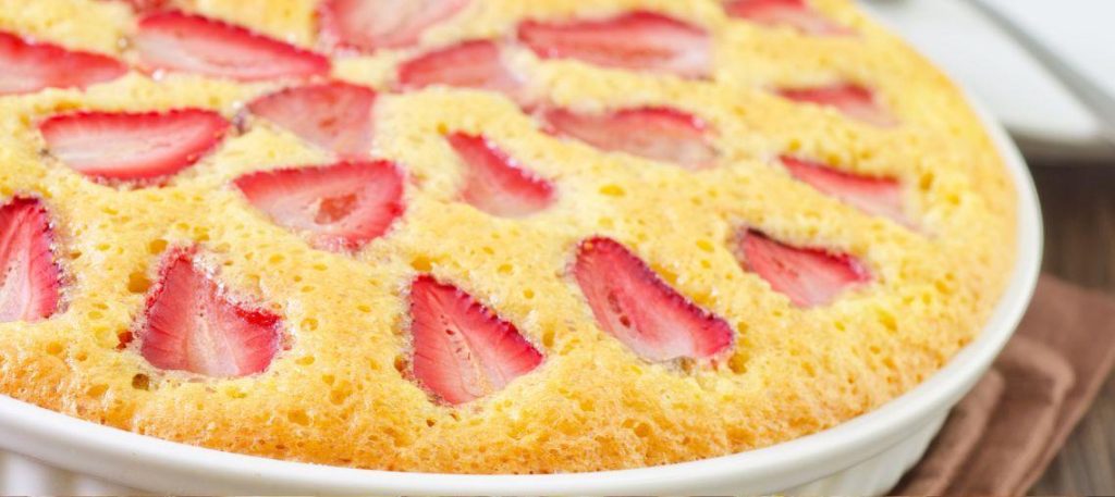 Torta de morango com creme e gelatina