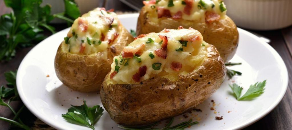 Batata recheada com frango e requeijão