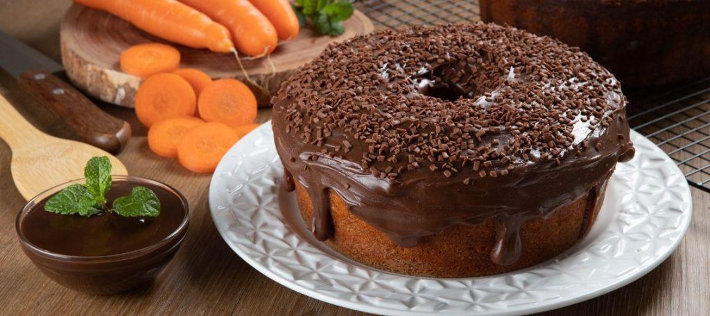 Bolo de cenoura com cobertura de chocolate
