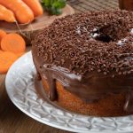 Bolo de cenoura com cobertura de chocolate