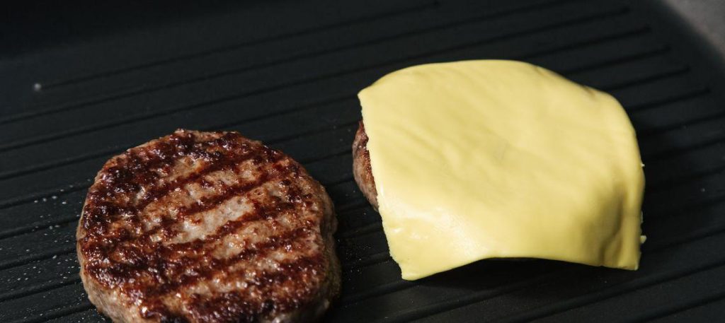 Hambúrguer caseiro na frigideira