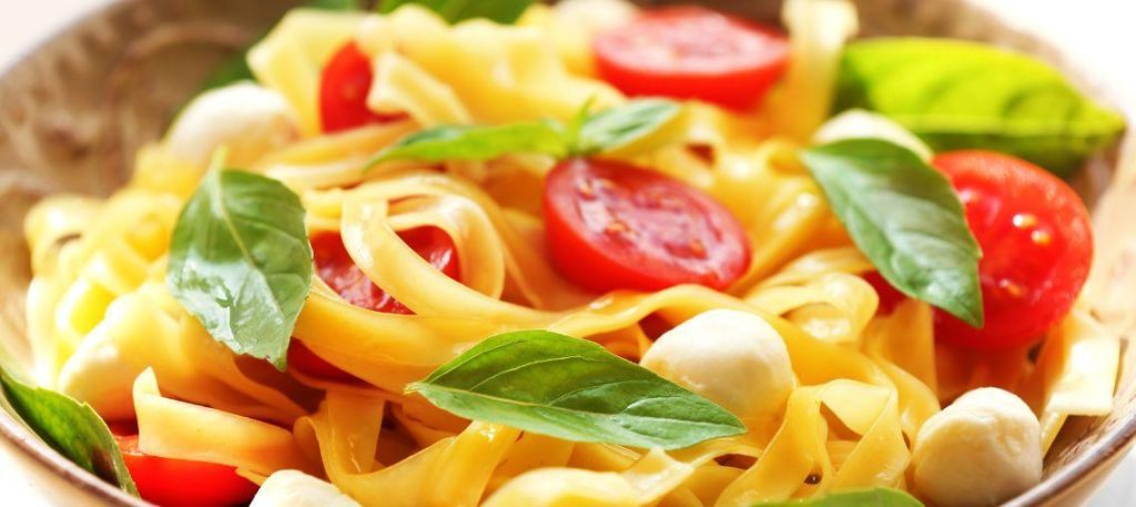 Salada de macarrão fria