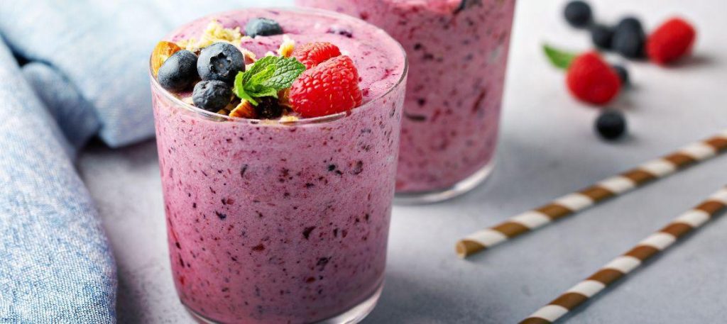 Smoothie de frutas vermelhas com iogurte