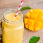 Smoothie de manga com iogurte