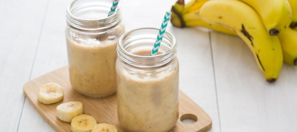 Smoothie energético (café gelado + banana + cacau)