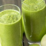 Smoothie verde com espinafre, kiwi e maçã