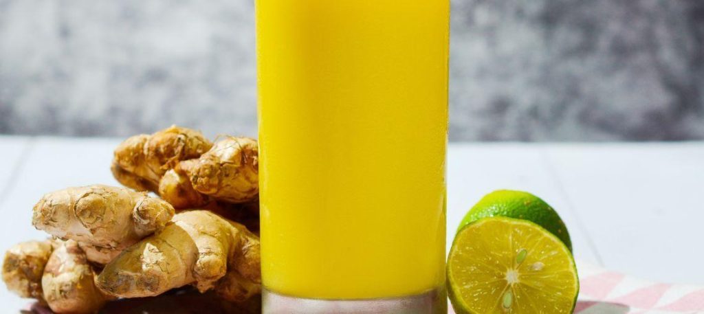 Suco detox de couve, limão e gengibre
