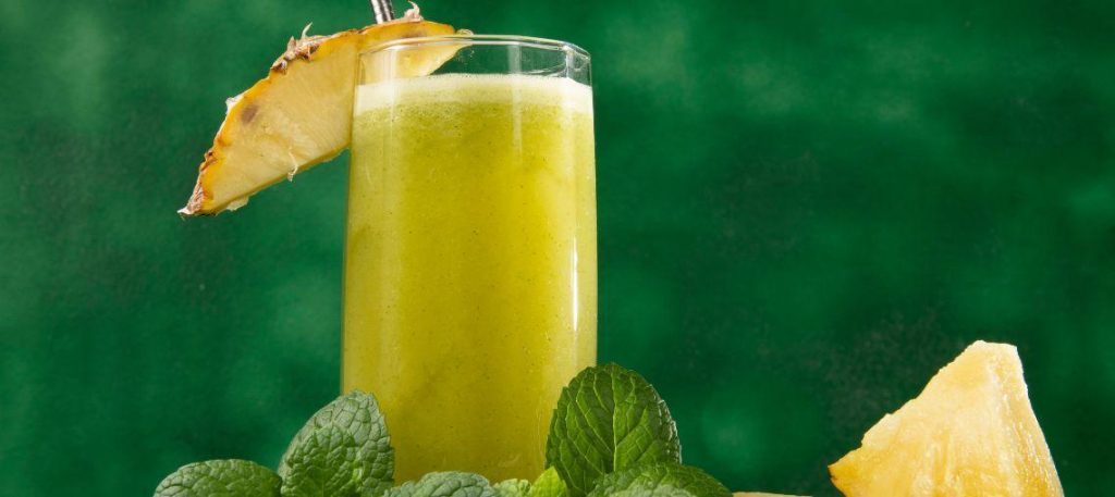 Suco verde com abacaxi e hortelã