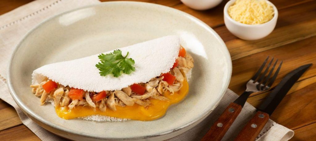 Tapioca recheada com queijo e tomate