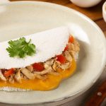 Tapioca recheada com queijo e tomate