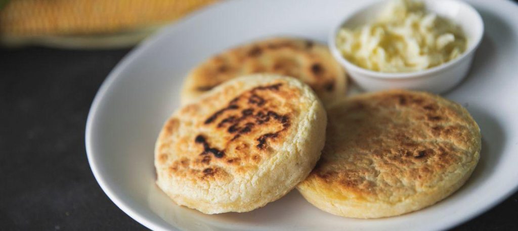 Arepa de milho com queijo (receita latino-americana)