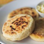 Arepa de milho com queijo (receita latino-americana)